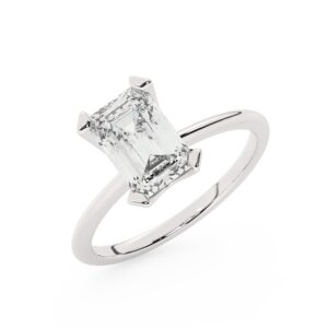 טבעת אירוסין סוליטר דגם 50023 כסף מצופה זהב לבן במרכז אבן מעבדה מוסונייט במשקל כולל של 4 קראט בחיתוך אמרלד עם תעודה גמולוגית בינלאומית GRA