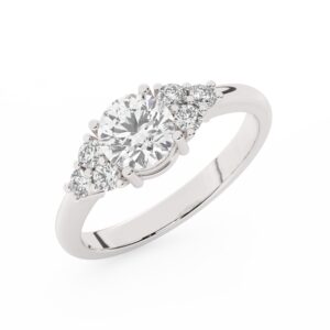 טבעת אירוסין סוליטר וזירקונים בצדדים דגם 50041 זהב לבן 14 קראט במרכז זירקוניה 1.50 קראט בחיתוך עגול מסביב ובצדדים זירקונים בחיתוך עגול