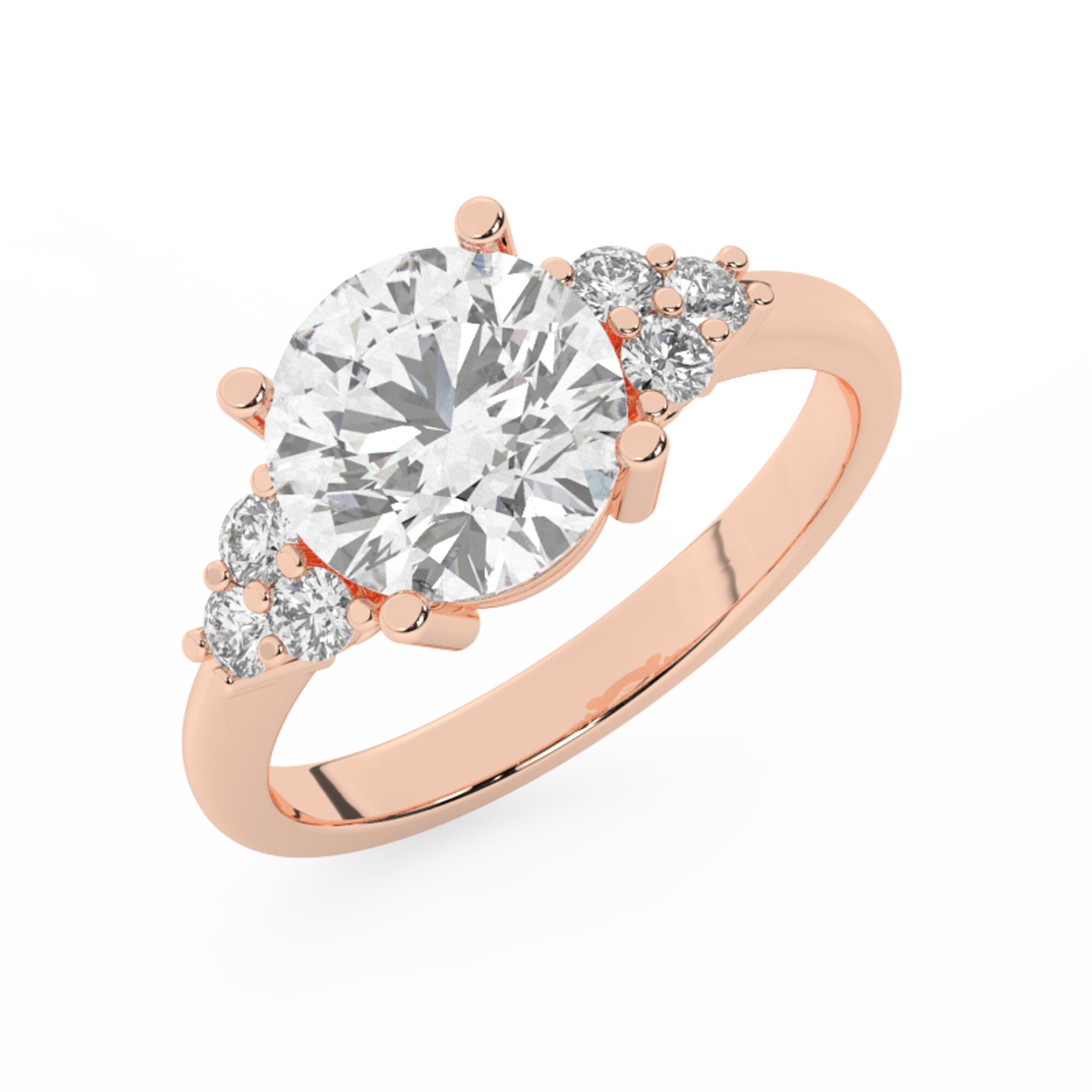 טבעת אירוסין סוליטר ומוסונייט בצדדים דגם 50041 כסף מצופה זהב אדום רוזגולד במרכז אבן מעבדה מוסונייט 4 קראט בחיתוך עגול עם תעודה גמולוגית בינלאומית GRA מסביב ובצדדים אבני מעבדה מוסונייט במשקל כולל של 0.30 קראט בחיתוך עגול