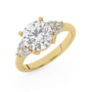 טבעת אירוסין סוליטר ומוסונייט בצדדים דגם 50041 כסף מצופה זהב צהוב במרכז אבן מעבדה מוסונייט 5 קראט בחיתוך עגול עם תעודה גמולוגית בינלאומית GRA מסביב ובצדדים אבני מעבדה מוסונייט במשקל כולל של 0.30 קראט בחיתוך עגול