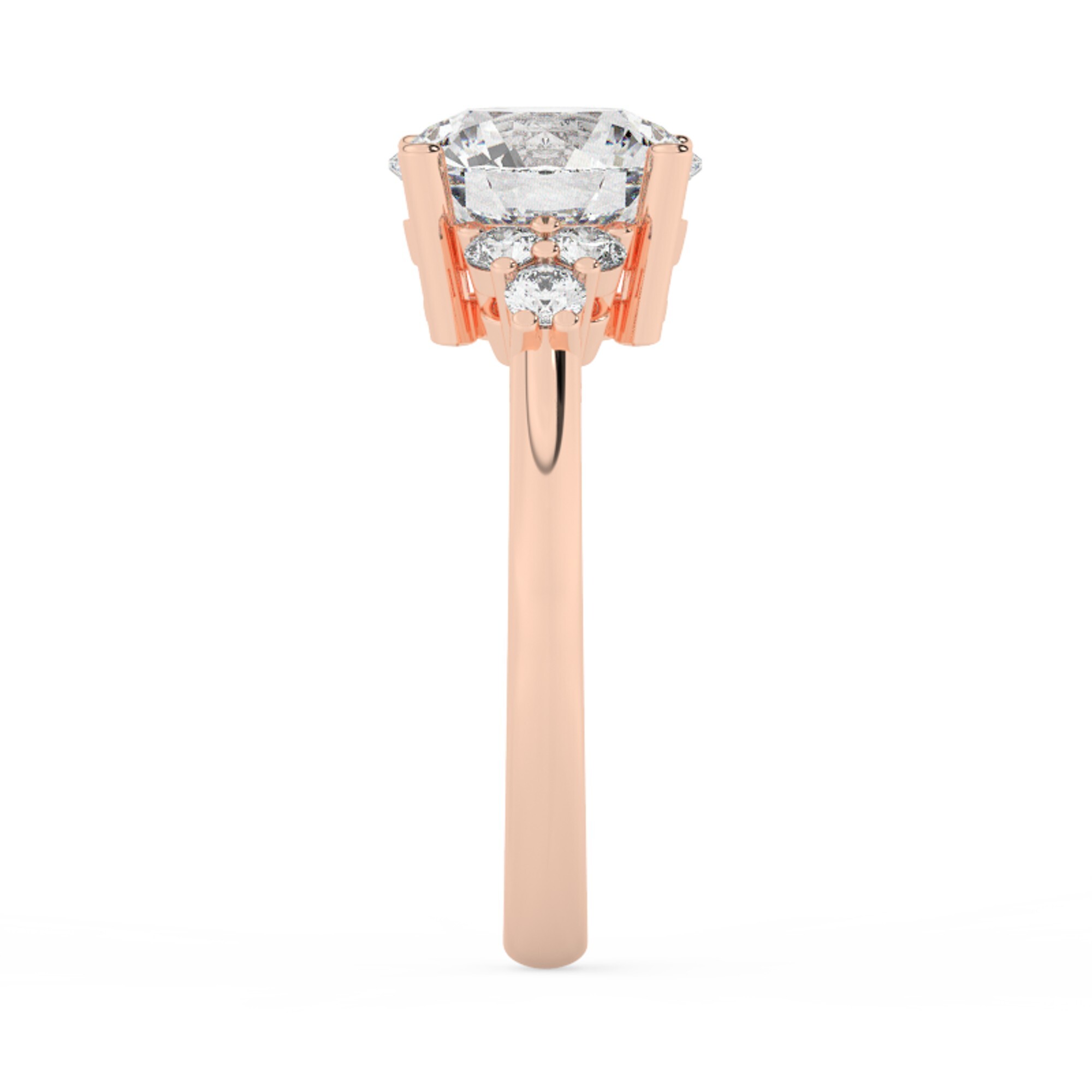 טבעת אירוסין סוליטר ומוסונייט בצדדים דגם 50041 כסף מצופה זהב אדום רוזגולד במרכז אבן מעבדה מוסונייט 5 קראט בחיתוך עגול עם תעודה גמולוגית בינלאומית GRA מסביב ובצדדים אבני מעבדה מוסונייט במשקל כולל של 0.30 קראט בחיתוך עגול – תמונה 4