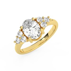 טבעת אירוסין סוליטר ויהלומים בצדדים דגם 50041 כסף מצופה זהב צהוב במרכז יהלום מעבדה 1 קראט בחיתוך אובל עם תעודה גמולוגית אירופאית IGI מסביב ובצדדים יהלומי מעבדה במשקל כולל של 0.30 קראט בחיתוך עגול