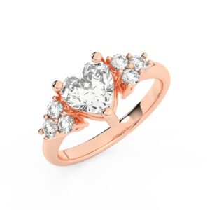 טבעת אירוסין סוליטר וזירקונים בצדדים דגם 50041 זהב אדום רוזגולד 14 קראט במרכז זירקוניה 4 קראט בחיתוך לב מסביב ובצדדים זירקונים בחיתוך עגול