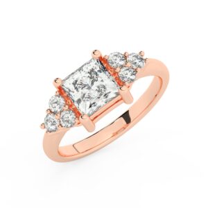 טבעת אירוסין סוליטר ויהלומים בצדדים דגם 50041 כסף מצופה זהב אדום רוזגולד במרכז יהלום מעבדה 1 קראט בחיתוך פרינסס עם תעודה גמולוגית אירופאית IGI מסביב ובצדדים יהלומי מעבדה במשקל כולל של 0.30 קראט בחיתוך עגול