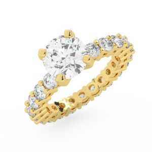 טבעת אירוסין סוליטר ומוסונייט בצדדים איטרנטיני דגם 50044 כסף מצופה זהב צהוב במרכז אבן מעבדה מוסונייט 2 קראט בחיתוך עגול עם תעודה גמולוגית בינלאומית GRA מסביב ובצדדים אבני מעבדה מוסונייט במשקל כולל של 1.80 קראט בחיתוך עגול