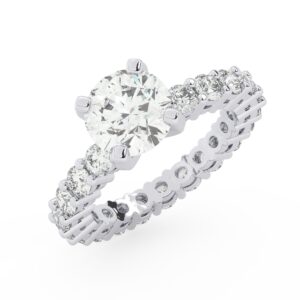 טבעת אירוסין סוליטר ומוסונייט בצדדים איטרנטיני דגם 50044 כסף מצופה זהב לבן במרכז אבן מעבדה מוסונייט 2.50 קראט בחיתוך עגול עם תעודה גמולוגית בינלאומית GRA מסביב ובצדדים אבני מעבדה מוסונייט במשקל כולל של 1.80 קראט בחיתוך עגול