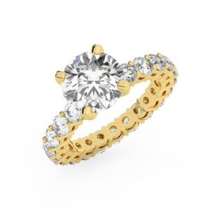 טבעת אירוסין סוליטר ומוסונייט בצדדים איטרנטיני דגם 50044 כסף מצופה זהב צהוב במרכז אבן מעבדה מוסונייט 3 קראט בחיתוך עגול עם תעודה גמולוגית בינלאומית GRA מסביב ובצדדים אבני מעבדה מוסונייט במשקל כולל של 1.80 קראט בחיתוך עגול