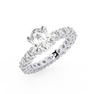 טבעת אירוסין סוליטר ומוסונייט בצדדים איטרנטיני דגם 50044 כסף מצופה זהב לבן במרכז אבן מעבדה מוסונייט 2 קראט בחיתוך אובל עם תעודה גמולוגית בינלאומית GRA מסביב ובצדדים אבני מעבדה מוסונייט במשקל כולל של 1.80 קראט בחיתוך עגול