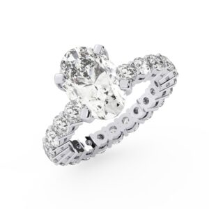 טבעת אירוסין סוליטר ומוסונייט בצדדים איטרנטיני דגם 50044 כסף מצופה זהב לבן במרכז אבן מעבדה מוסונייט 3 קראט בחיתוך אובל עם תעודה גמולוגית בינלאומית GRA מסביב ובצדדים אבני מעבדה מוסונייט במשקל כולל של 1.80 קראט בחיתוך עגול