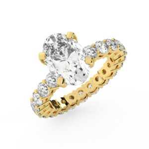 טבעת אירוסין סוליטר ומוסונייט בצדדים איטרנטיני דגם 50044 כסף מצופה זהב צהוב במרכז אבן מעבדה מוסונייט 3 קראט בחיתוך אובל עם תעודה גמולוגית בינלאומית GRA מסביב ובצדדים אבני מעבדה מוסונייט במשקל כולל של 1.80 קראט בחיתוך עגול