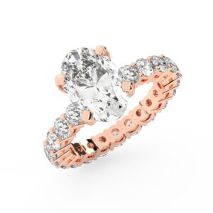 טבעת אירוסין סוליטר ומוסונייט בצדדים איטרנטיני דגם 50044 כסף מצופה זהב אדום רוזגולד במרכז אבן מעבדה מוסונייט 3 קראט בחיתוך אובל עם תעודה גמולוגית בינלאומית GRA מסביב ובצדדים אבני מעבדה מוסונייט במשקל כולל של 1.80 קראט בחיתוך עגול