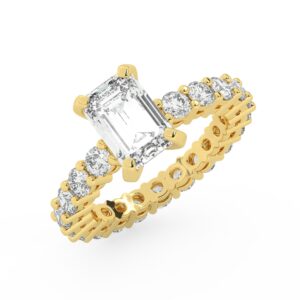 טבעת אירוסין סוליטר ויהלומים בצדדים איטרנטיני דגם 50044 כסף מצופה זהב צהוב במרכז יהלום מעבדה 1 קראט בחיתוך אמרלד עם תעודה גמולוגית אירופאית IGI מסביב ובצדדים יהלומי מעבדה במשקל כולל של 1.80 קראט בחיתוך עגול