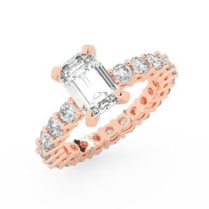 טבעת אירוסין סוליטר ומוסונייט בצדדים איטרנטיני דגם 50044 כסף מצופה זהב אדום רוזגולד במרכז אבן מעבדה מוסונייט 0.75 קראט בחיתוך אמרלד עם תעודה גמולוגית מסביב ובצדדים אבני מעבדה מוסונייט במשקל כולל של 1.80 קראט בחיתוך עגול