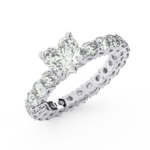 טבעת אירוסין סוליטר ומוסונייט בצדדים איטרנטיני דגם 50044 כסף מצופה זהב לבן במרכז אבן מעבדה מוסונייט 2 קראט בחיתוך לב עם תעודה גמולוגית בינלאומית GRA מסביב ובצדדים אבני מעבדה מוסונייט במשקל כולל של 1.80 קראט בחיתוך עגול