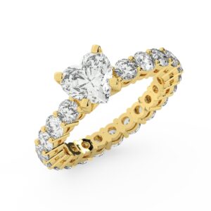 טבעת אירוסין סוליטר ומוסונייט בצדדים איטרנטיני דגם 50044 כסף מצופה זהב צהוב במרכז אבן מעבדה מוסונייט 2 קראט בחיתוך לב עם תעודה גמולוגית בינלאומית GRA מסביב ובצדדים אבני מעבדה מוסונייט במשקל כולל של 1.80 קראט בחיתוך עגול