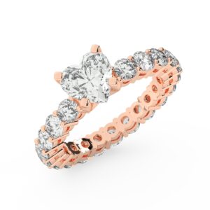 טבעת אירוסין סוליטר ומוסונייט בצדדים איטרנטיני דגם 50044 כסף מצופה זהב אדום רוזגולד במרכז אבן מעבדה מוסונייט 2 קראט בחיתוך לב עם תעודה גמולוגית בינלאומית GRA מסביב ובצדדים אבני מעבדה מוסונייט במשקל כולל של 1.80 קראט בחיתוך עגול