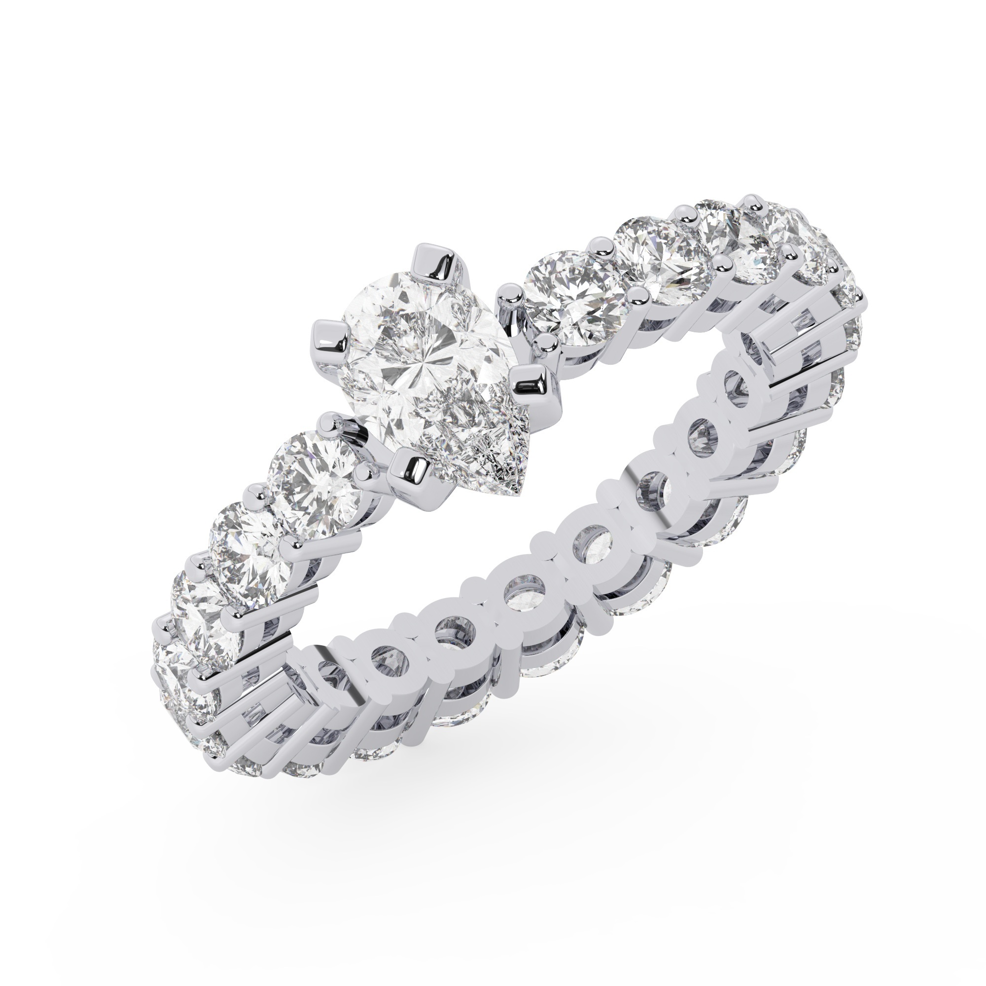 טבעת אירוסין סוליטר ומוסונייט בצדדים איטרנטיני דגם 50044 כסף מצופה זהב לבן במרכז אבן מעבדה מוסונייט 1.50 קראט בחיתוך טיפה עם תעודה גמולוגית בינלאומית GRA מסביב ובצדדים אבני מעבדה מוסונייט במשקל כולל של 1.80 קראט בחיתוך עגול