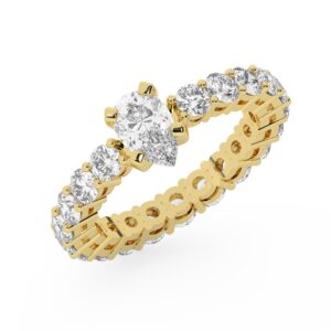 טבעת אירוסין סוליטר ומוסונייט בצדדים איטרנטיני דגם 50044 כסף מצופה זהב צהוב במרכז אבן מעבדה מוסונייט 2.50 קראט בחיתוך טיפה עם תעודה גמולוגית בינלאומית GRA מסביב ובצדדים אבני מעבדה מוסונייט במשקל כולל של 1.80 קראט בחיתוך עגול