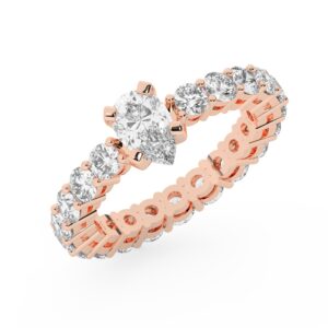 טבעת אירוסין סוליטר ויהלומים בצדדים איטרנטיני דגם 50044 כסף מצופה זהב אדום רוזגולד במרכז יהלום מעבדה 0.50 קראט בחיתוך טיפה עם תעודה גמולוגית מסביב ובצדדים יהלומי מעבדה במשקל כולל של 1.80 קראט בחיתוך עגול