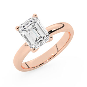 טבעת אירוסין סוליטר דגם 50047 כסף מצופה זהב אדום רוזגולד במרכז יהלום מעבדה במשקל כולל של 1 קראט בחיתוך אמרלד עם תעודה גמולוגית אירופאית IGI