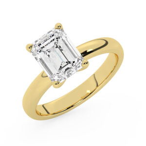 טבעת אירוסין סוליטר דגם 50047 כסף מצופה זהב צהוב במרכז אבן מעבדה מוסונייט במשקל כולל של 4 קראט בחיתוך אמרלד עם תעודה גמולוגית בינלאומית GRA