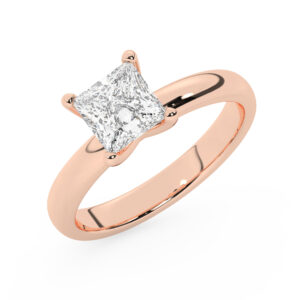 טבעת אירוסין סוליטר דגם 50047 כסף מצופה זהב אדום רוזגולד במרכז יהלום מעבדה במשקל כולל של 2.50 קראט בחיתוך פרינסס עם תעודה גמולוגית אירופאית IGI