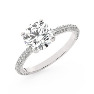 טבעת אירוסין סוליטר ויהלומים בצדדים דגם 50012 כסף מצופה זהב לבן במרכז אבן מעבדה מוסונייט 4 קראט בחיתוך עגול עם תעודה גמולוגית בינלאומית GRA מסביב ובצדדים אבני מעבדה מוסונייט במשקל כולל של 0.40 קראט בחיתוך עגול