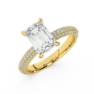 טבעת אירוסין סוליטר ויהלומים בצדדים דגם 50012 כסף מצופה זהב צהוב במרכז אבן מעבדה מוסונייט 1.50 קראט בחיתוך אמרלד עם תעודה גמולוגית בינלאומית GRA מסביב ובצדדים אבני מעבדה מוסונייט במשקל כולל של 0.40 קראט בחיתוך עגול