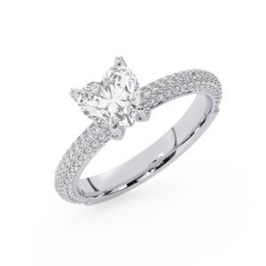 טבעת אירוסין סוליטר ויהלומים בצדדים דגם 50012 כסף מצופה זהב לבן במרכז אבן מעבדה מוסונייט 3 קראט בחיתוך לב עם תעודה גמולוגית בינלאומית GRA מסביב ובצדדים אבני מעבדה מוסונייט במשקל כולל של 0.40 קראט בחיתוך עגול