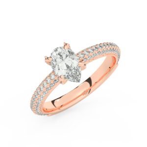 טבעת אירוסין סוליטר ויהלומים בצדדים דגם 50012 כסף מצופה זהב אדום רוזגולד במרכז אבן מעבדה מוסונייט 1 קראט בחיתוך טיפה עם תעודה גמולוגית בינלאומית GRA מסביב ובצדדים אבני מעבדה מוסונייט במשקל כולל של 0.40 קראט בחיתוך עגול