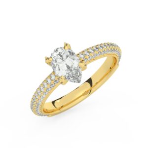 טבעת אירוסין סוליטר ויהלומים בצדדים דגם 50012 כסף מצופה זהב צהוב במרכז אבן מעבדה מוסונייט 2 קראט בחיתוך טיפה עם תעודה גמולוגית בינלאומית GRA מסביב ובצדדים אבני מעבדה מוסונייט במשקל כולל של 0.40 קראט בחיתוך עגול