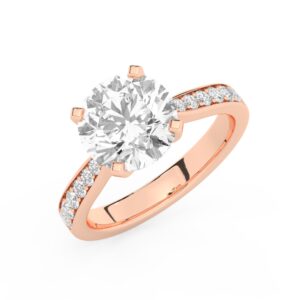 טבעת אירוסין סוליטר ומוסונייט בצדדים דגם 50017 כסף מצופה זהב אדום רוזגולד במרכז אבן מעבדה מוסונייט 5 קראט בחיתוך עגול עם תעודה גמולוגית בינלאומית GRA מסביב ובצדדים אבני מעבדה מוסונייט במשקל כולל של 0.15 קראט בחיתוך עגול