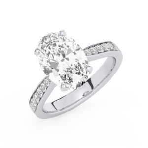 טבעת אירוסין סוליטר ומוסונייט בצדדים דגם 50017 כסף מצופה זהב לבן במרכז אבן מעבדה מוסונייט 5 קראט בחיתוך אובל עם תעודה גמולוגית בינלאומית GRA מסביב ובצדדים אבני מעבדה מוסונייט במשקל כולל של 0.15 קראט בחיתוך עגול