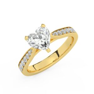 טבעת אירוסין סוליטר ויהלומים בצדדים דגם 50017 כסף מצופה זהב צהוב במרכז יהלום מעבדה 1.50 קראט בחיתוך לב עם תעודה גמולוגית אירופאית IGI מסביב ובצדדים יהלומי מעבדה במשקל כולל של 0.15 קראט בחיתוך עגול