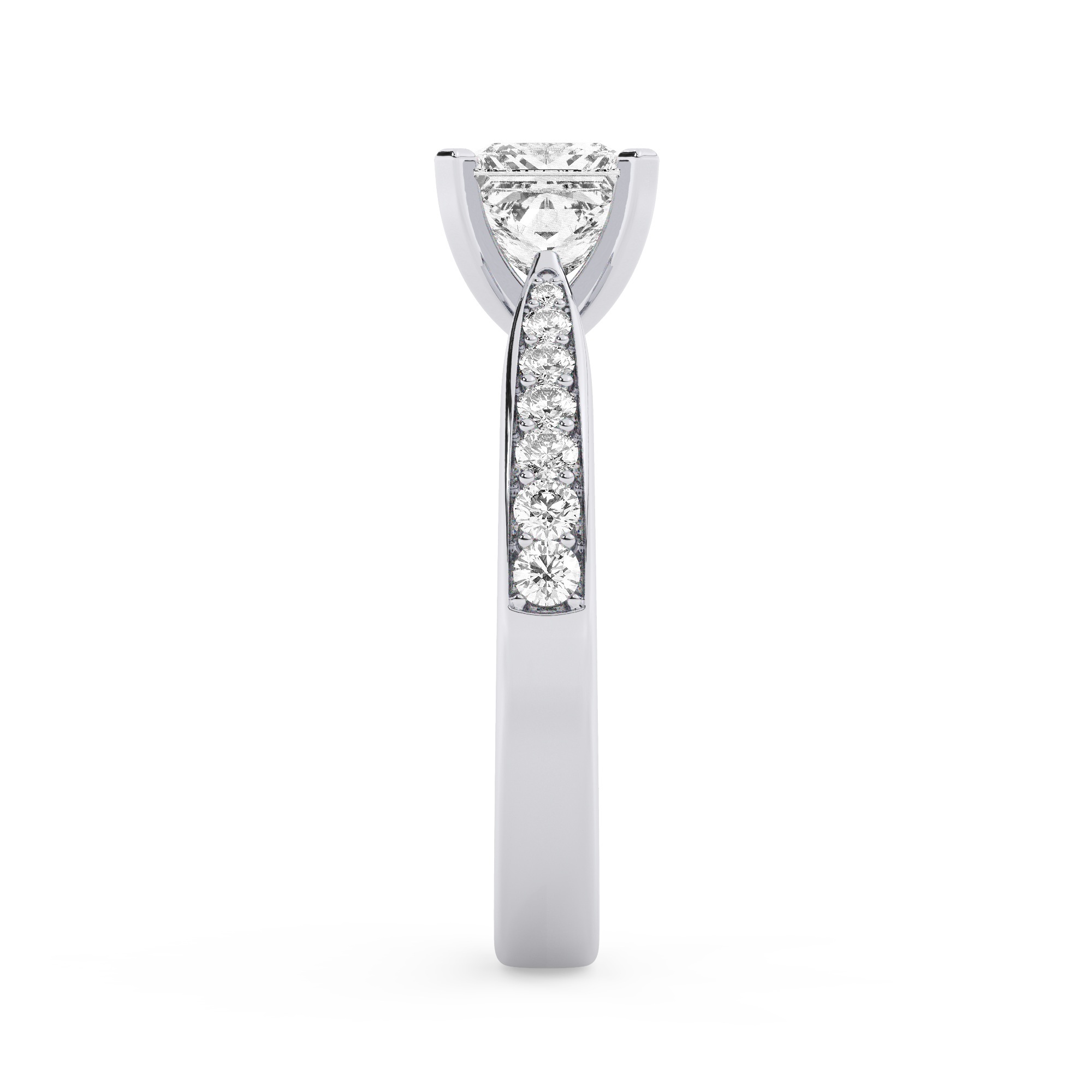 טבעת אירוסין סוליטר ומוסונייט בצדדים דגם 50017 כסף מצופה זהב לבן במרכז אבן מעבדה מוסונייט 1.50 קראט בחיתוך פרינסס עם תעודה גמולוגית בינלאומית GRA מסביב ובצדדים אבני מעבדה מוסונייט במשקל כולל של 0.15 קראט בחיתוך עגול – תמונה 4