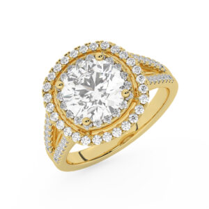 טבעת אירוסין היילו דגם 50025 כסף מצופה זהב צהוב במרכז אבן מעבדה מוסונייט 3 קראט בחיתוך עגול עם תעודה גמולוגית בינלאומית GRA מסביב ובצדדים אבני מעבדה מוסונייט במשקל כולל של 0.62 קראט בחיתוך עגול