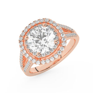 טבעת אירוסין היילו דגם 50025 כסף מצופה זהב אדום רוזגולד במרכז אבן מעבדה מוסונייט 4 קראט בחיתוך עגול עם תעודה גמולוגית בינלאומית GRA מסביב ובצדדים אבני מעבדה מוסונייט במשקל כולל של 0.62 קראט בחיתוך עגול