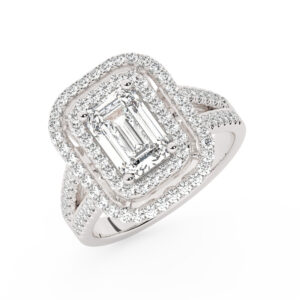 טבעת אירוסין היילו דגם 50025 כסף מצופה זהב לבן במרכז אבן מעבדה מוסונייט 4 קראט בחיתוך אמרלד עם תעודה גמולוגית בינלאומית GRA מסביב ובצדדים אבני מעבדה מוסונייט במשקל כולל של 0.62 קראט בחיתוך עגול