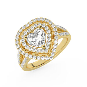 טבעת אירוסין היילו דגם 50025 כסף מצופה זהב צהוב במרכז אבן מעבדה מוסונייט 1.50 קראט בחיתוך לב עם תעודה גמולוגית בינלאומית GRA מסביב ובצדדים אבני מעבדה מוסונייט במשקל כולל של 0.62 קראט בחיתוך עגול