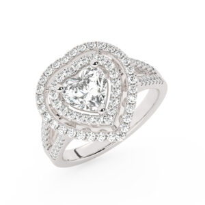 טבעת אירוסין היילו דגם 50025 כסף מצופה זהב לבן במרכז אבן מעבדה מוסונייט 2.50 קראט בחיתוך לב עם תעודה גמולוגית בינלאומית GRA מסביב ובצדדים אבני מעבדה מוסונייט במשקל כולל של 0.62 קראט בחיתוך עגול