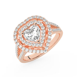 טבעת אירוסין היילו דגם 50025 כסף מצופה זהב אדום רוזגולד במרכז אבן מעבדה מוסונייט 3 קראט בחיתוך לב עם תעודה גמולוגית בינלאומית GRA מסביב ובצדדים אבני מעבדה מוסונייט במשקל כולל של 0.62 קראט בחיתוך עגול