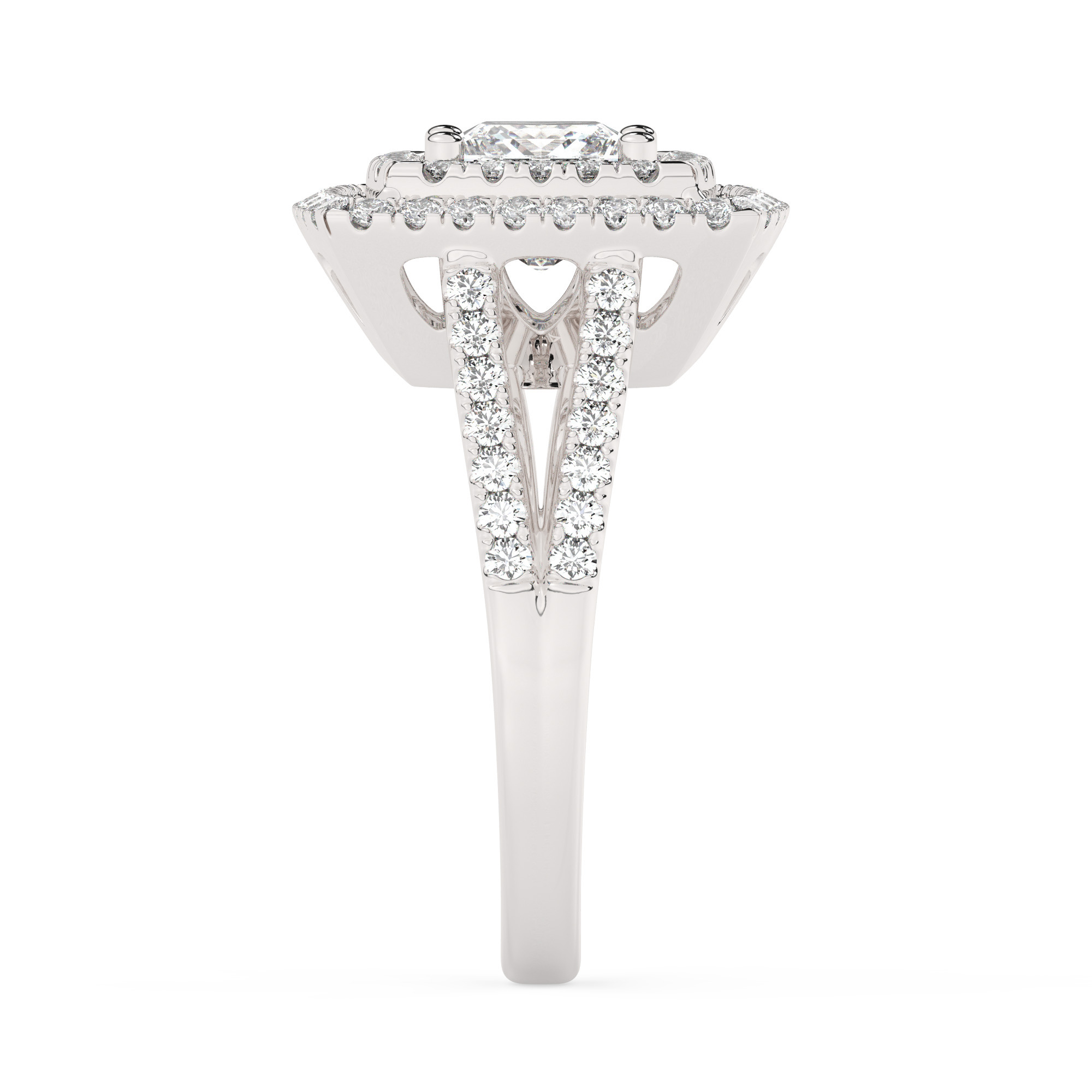 טבעת אירוסין היילו דגם 50025 כסף מצופה זהב לבן במרכז אבן מעבדה מוסונייט 4 קראט בחיתוך פרינסס עם תעודה גמולוגית בינלאומית GRA מסביב ובצדדים אבני מעבדה מוסונייט במשקל כולל של 0.62 קראט בחיתוך עגול – תמונה 4