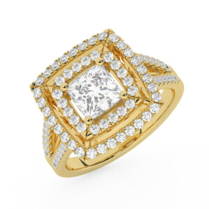 טבעת אירוסין היילו דגם 50025 כסף מצופה זהב צהוב במרכז אבן מעבדה מוסונייט 4 קראט בחיתוך פרינסס עם תעודה גמולוגית בינלאומית GRA מסביב ובצדדים אבני מעבדה מוסונייט במשקל כולל של 0.62 קראט בחיתוך עגול