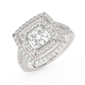 טבעת אירוסין היילו דגם 50025 כסף מצופה זהב לבן במרכז אבן מעבדה מוסונייט 0.75 קראט בחיתוך פרינסס עם תעודה גמולוגית מסביב ובצדדים אבני מעבדה מוסונייט במשקל כולל של 0.62 קראט בחיתוך עגול