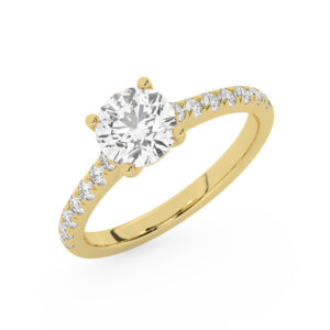 טבעת אירוסין סוליטר ויהלומים בצדדים דגם 50019 כסף מצופה זהב צהוב במרכז יהלום מעבדה 1 קראט בחיתוך עגול עם תעודה גמולוגית אירופאית IGI מסביב ובצדדים יהלומי מעבדה במשקל כולל של 0.28 קראט בחיתוך עגול