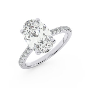 טבעת אירוסין סוליטר ויהלומים בצדדים דגם 50019 כסף מצופה זהב לבן במרכז אבן מעבדה מוסונייט 5 קראט בחיתוך אובל עם תעודה גמולוגית בינלאומית GRA מסביב ובצדדים אבני מעבדה מוסונייט במשקל כולל של 0.28 קראט בחיתוך עגול