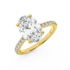 טבעת אירוסין סוליטר ויהלומים בצדדים דגם 50019 כסף מצופה זהב צהוב במרכז אבן מעבדה מוסונייט 5 קראט בחיתוך אובל עם תעודה גמולוגית בינלאומית GRA מסביב ובצדדים אבני מעבדה מוסונייט במשקל כולל של 0.28 קראט בחיתוך עגול