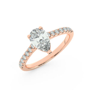 טבעת אירוסין סוליטר ויהלומים בצדדים דגם 50019 כסף מצופה זהב אדום רוזגולד במרכז אבן מעבדה מוסונייט 4 קראט בחיתוך טיפה עם תעודה גמולוגית בינלאומית GRA מסביב ובצדדים אבני מעבדה מוסונייט במשקל כולל של 0.28 קראט בחיתוך עגול