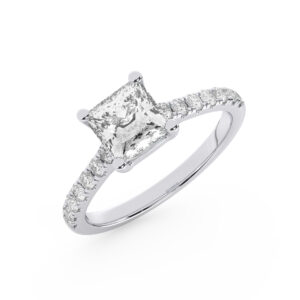 טבעת אירוסין סוליטר ויהלומים בצדדים דגם 50019 כסף מצופה זהב לבן במרכז יהלום מעבדה 1 קראט בחיתוך פרינסס עם תעודה גמולוגית אירופאית IGI מסביב ובצדדים יהלומי מעבדה במשקל כולל של 0.28 קראט בחיתוך עגול