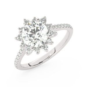 טבעת אירוסין היילו דגם 50024 כסף מצופה זהב לבן במרכז אבן מעבדה מוסונייט 2.50 קראט בחיתוך עגול עם תעודה גמולוגית בינלאומית GRA מסביב ובצדדים אבני מעבדה מוסונייט במשקל כולל של 0.39 קראט בחיתוך עגול